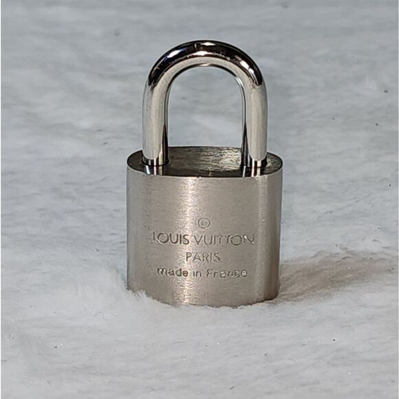 LV #317 LOCK AND 2 KEYS NWB Louis Vuitton Silver Lock and Keys #317 AUTHENTIC - Picture 11 of 13